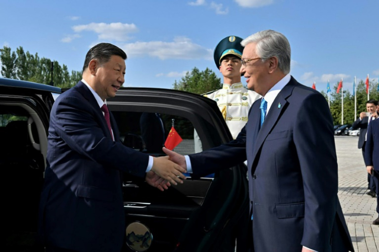 Le président chinois Xi Jinping (g) et son homologue kazakh Kassym-Jomart Tokaïev (d) à Astana au Kazakhstan, le 16 juin 2025 ( KAZAKHSTAN'S PRESIDENTIAL PRESS SERVICE / STRINGER )