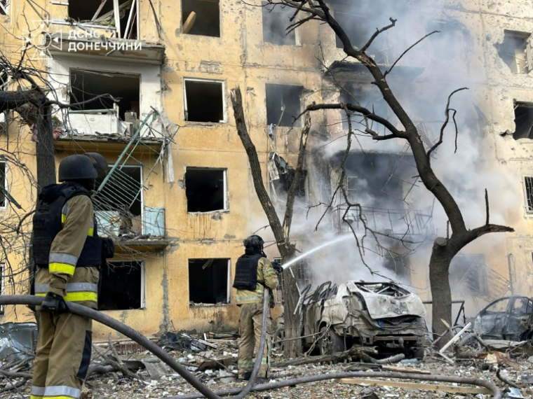 Photo diffusée par le Service ukrainien des situations d’urgence le 20 octobre 2026 montrant des secouristes luttant contre un incendie dans un immeuble résidentiel après une attaque aérienne à Kramatorsk, dans la région de Donetsk, en Ukraine ( UKRAINIAN EMERGENCY SERVICE / Handout )