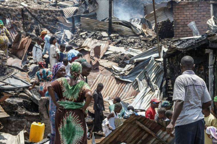 Des habitants au milieu des décombres après un incendie qui a ravagé une école à Bukavu, le 10 septembre 2026 en RDC ( AFP / Joseph Amani Alimasi )