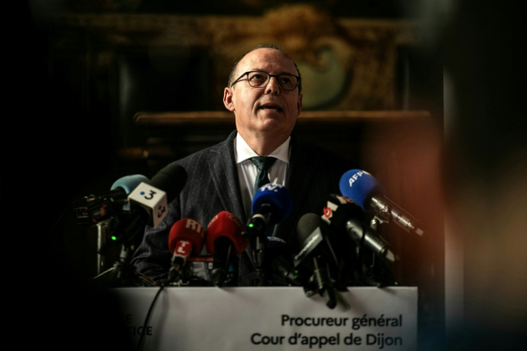 Philippe Astruc, procureur général près la Cour d'appel de Dijon, s'adresse à la presse, le 24 octobre 2025, alors que Jacqueline Jacob est entendue dans l'affaire du meurtre de son petit-neveu Grégory Villemin, soupçonnée d'être l'une des auteurs des lettres anonymes ayant menacé la famille de l'enfant pendant des années ( AFP / ARNAUD FINISTRE )