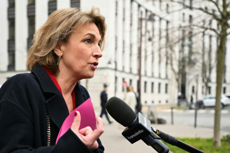 La responsable du syndicat CFDT Marylise Léon s'adresse à la presse à son arrivée pour une réunion avec le Premier ministre français et les syndicats au ministère du Travail, à Paris, le 17 janvier 2025 ( AFP / Bertrand GUAY )
