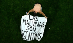 Le milieu de terrain argentin Giovani Lo Celso déploie sur la pelouse une banderole proclamant: "Les Malouines sont argentines", à l'issue de la demi-finale du Mondial 2026 contre l'Angleterre, le 15 juillet 2026 à Atlanta  ( AFP / Jewel SAMAD )