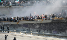 Des membres des forces de l'ordre tentent de déloger des manifestants bloquant une autoroute, à Los Angeles, le 8 juin 2025 ( GETTY IMAGES NORTH AMERICA / MARIO TAMA )