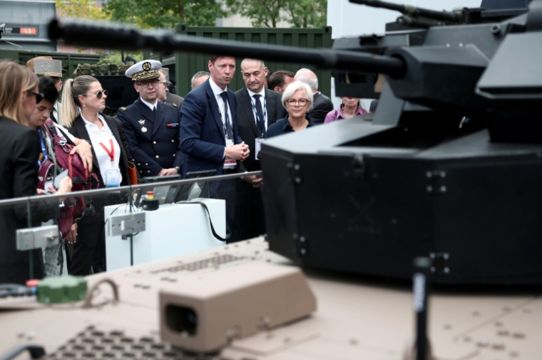 La ministre des armées Catherine Vautrin (D)au stand KNDS au salon Eurosatory à Villepinte, près de Paris,  le 15 juin 2025 ( AFP / Guillaume BAPTISTE )