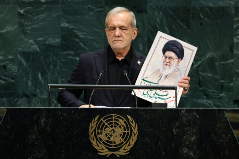 Le président iranien Massoud Pezeshkian exhibe un portrait de l'ancien guide suprême Ali Khamenei à la tribune de l'Assemblée générale de l'ONU à New York, le 23 septembre 2026 ( AFP / TIMOTHY A. CLARY )
