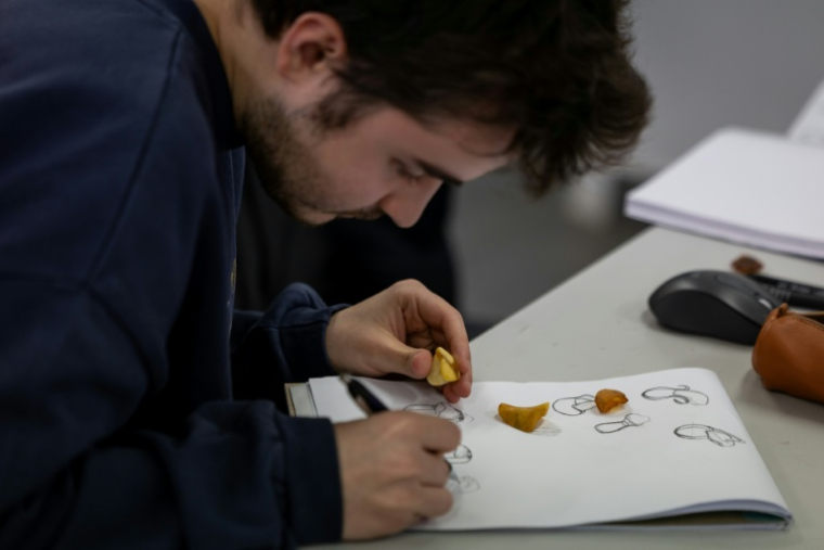 Un étudiant en joaillerie à l'Académie des Beaux-Arts de Gdansk, le 10 mars 2026 à Gdansk, en Pologne  ( AFP / Wojtek RADWANSKI )