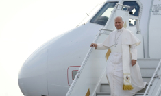 Le pape Léon XIV à son arrivée à l'aéroport de Metz-Nancy-Lorraine le 28 septembre 2026 ( AFP / ROMEO BOETZLE )