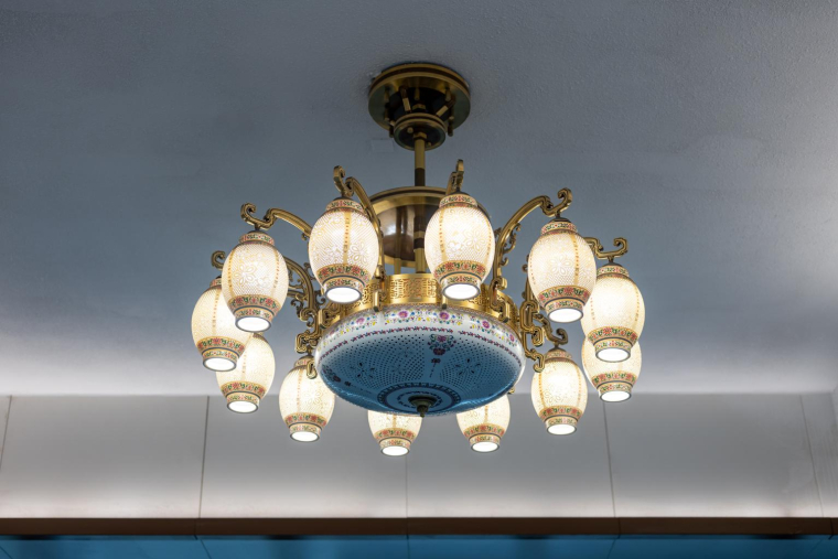 Des lampes ou suspensions design à moins de 100 euros peuvent habiller votre salon ou votre chambre. ( crédit photo : Getty Images )