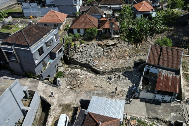 Vue aérienne de maison qui se sont effondrées lors des récentes inondations à Mengwi, sur l'île touristique de Bali, le 2 octobre 2025 en Indonésie ( AFP / BAY ISMOYO )