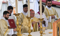 Le cardinal italien et secrétaire d'État du Vatican Pietro Parolin (c) officie lors d'une messe au lendemain des funérailles du pape François, place Saint-Pierre au Vatican, le 27 avril 2025 ( AFP / Damien MEYER )