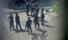 BIRMANIE: LES FORCES DE SÉCURITÉ SE RENDENT SUR LES LIEUX D'UNE GRÈVE