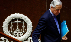 Michel Barnier quitte la salle après avoir prononcé un discours à l'Assemblée nationale à Paris