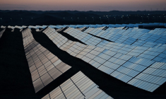 Selon l'agence Chine Nouvelle,  la capacité éolienne et solaire chinoise a été multipliée par onze en une décennie (illustration) ( AFP / GREG BAKER )