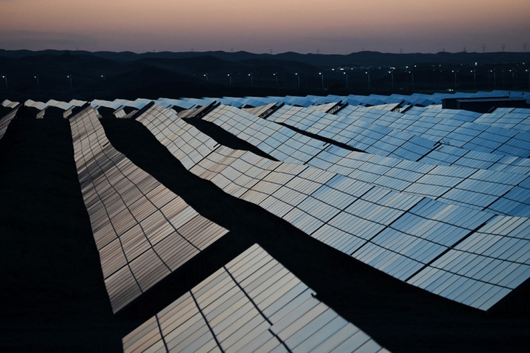 Selon l'agence Chine Nouvelle,  la capacité éolienne et solaire chinoise a été multipliée par onze en une décennie (illustration) ( AFP / GREG BAKER )