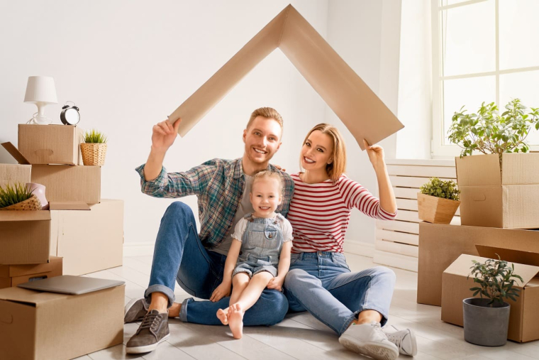 (Crédits photo : Adobe Stock - Famille venant d’emménager dans son nouveau logement, protégé par une assurance habitation complète)