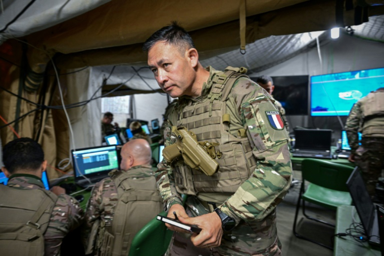 Le général Maxime Do Tran, commandant la 7e brigade blindée française (7e BB), dans son PC à Bucium lors de l'exercice militaire "Dacian Fall" de l'Otan, le 2 novembre 2025 en Roumanie ( AFP / Daniel MIHAILESCU )