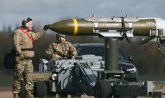 Des militaires américains déchargent des munitions d'un bombardier B-1 Lancer sur la base de Fairford, au Royaume-Uni, le 15 mars 2026 ( AFP / Henry NICHOLLS )