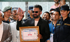 Le rappeur Balendra Shah (C) montre le certicat attestant de sa victoire électorale à  Damak dans le disctrict de Jhapa, au sud-est du Népal, le 7 mars 2026 ( AFP / Prakash MATHEMA )