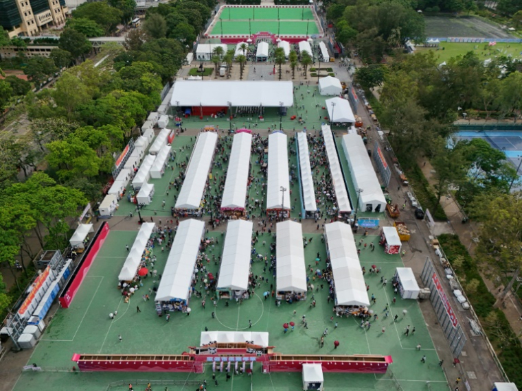 Vue aérienne d'une foire dans le parc de Victoria, où se sont tenues pendant des années des commémorations de la répression de Tiananmen, à Hong Kong, le 3 juin 2025 ( AFP / Peter PARKS )