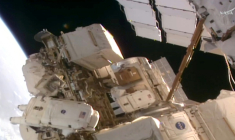 Photographie prise des images de la retransmission de la Nasa d'Anil Menon et Sophie Adenot hors de l'ISS, le 18 août 2026 ( NASA / NASA )