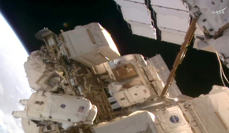 Image tirée d'une retransmission vidéo en direct de la Nasa, le 18 août 2026, montrant l'astronaute de la Nasa Anil Menon (g) et l'astronaute de l'ESA Sophie Adenot (d)lors de leur sortie dans l'espace à l'extérieur de la Station spatiale internationale (ISS), avec pour objectif de remplacer une antenne de liaison espace-sol sur le complexe orbital ( NASA / NASA )
