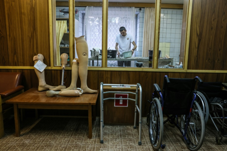 Un employé travaille dans un atelier de prothèses au centre de thérapie réparatrice pour vétérans russes à Rouza, près de Moscou, le 14 mars 2025 ( AFP / STRINGER )