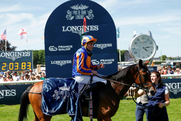 Le jockey anglais Ryan-Lee Moore et la pouliche Diamond Necklace, victorieux du 177e Prix de Diane à Chantilly, le 14 juin 2026 dans l'Oise ( AFP / GEOFFROY VAN DER HASSELT )