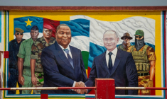 Une fresque murale représente le président russe Vladimir Poutine serrant la main du président de la République centrafricaine Faustin-Archange Touadéra, à Bangui le 22 décembre 2025 ( AFP / Annela NIAMOLO )