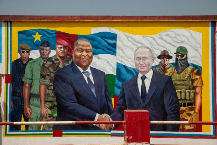 Une fresque murale représente le président russe Vladimir Poutine serrant la main du président de la République centrafricaine Faustin-Archange Touadéra, à Bangui le 22 décembre 2025 ( AFP / Annela NIAMOLO )