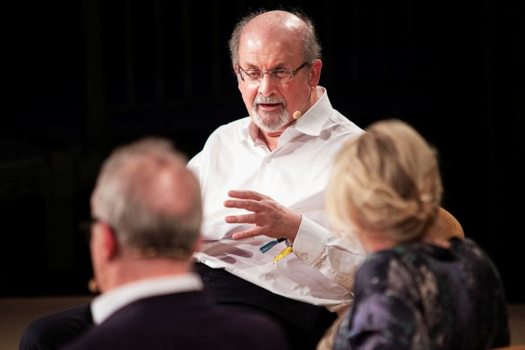 SALMAN RUSHDIE OPÉRÉ APRÈS AVOIR ÉTÉ POIGNARDÉ AUX ETATS-UNIS