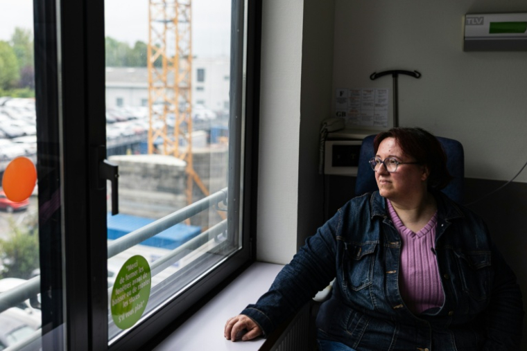 Virginie patiente au centre hospitalier de Valenciennes, dans le Nord, après avoir reçu une injection de Mounjaro, un médicament anti-obésité, le 12 juin 2026 ( AFP / Sameer Al-DOUMY )
