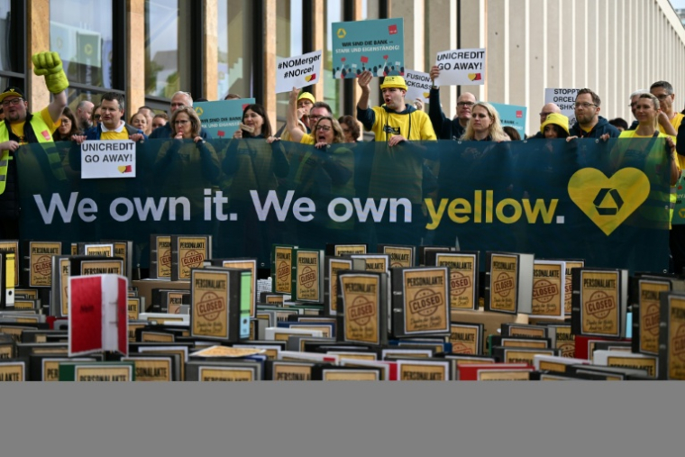 Des employés de Commerzbank manifestent en marge de l'assemblée générale du 20 mai 2026 ( AFP / Kirill KUDRYAVTSEV )