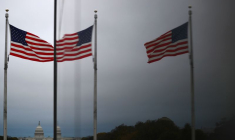 Des drapeaux américains se reflètent dans une fenêtre à Washington