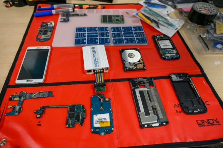 Des téléphones et des outils de communication dans les locaux d'Interpol à Singapour, le 29 janvier 2026  ( AFP / Roslan RAHMAN )