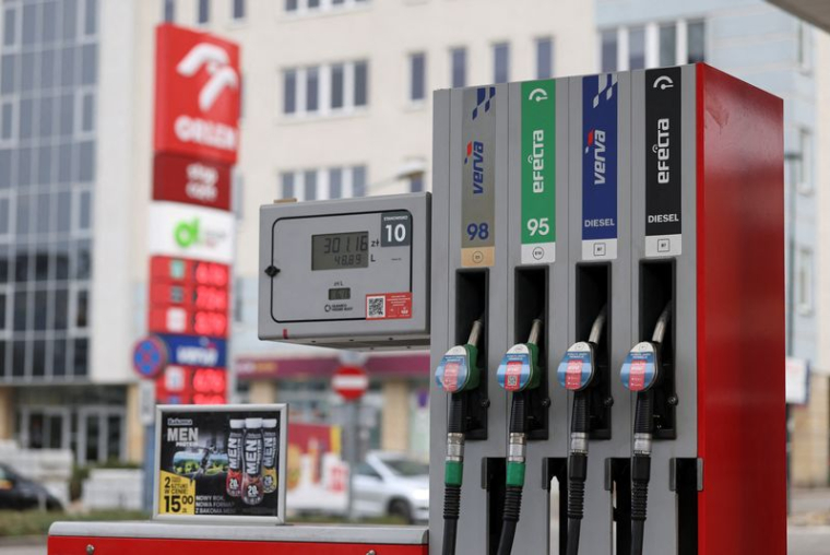 La Pologne plafonne les prix des carburants