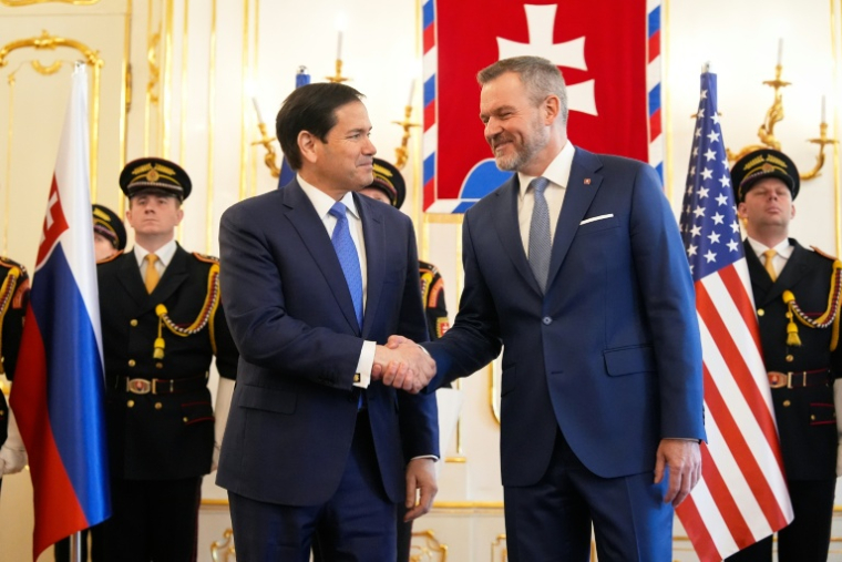 Le secrétaire d'Etat américain Marco Rubio (G) et le président slovaque Peter Pellegrini, le 15 février 2026 à Bratislava ( POOL / Alex Brandon )