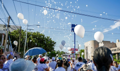 Des manifestants lâchent des ballons dans le ciel pendant une marche contre la violence à Culiacan, dans l'Etat mexicain de Sinaloa, le 13 septembre 2026 ( AFP / Jesus Verdugo )