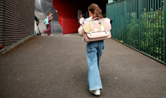 Une élève arrive pour la rentrée des classes à Paris le 1er septembre 2026 ( AFP / SIMON WOHLFAHRT )