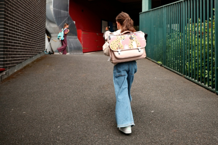 Une élève arrive pour la rentrée des classes à Paris le 1er septembre 2026 ( AFP / SIMON WOHLFAHRT )