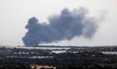 La fumée s'élève au-dessus de la bande de Gaza, vue de la frontière israélienne avec Gaza