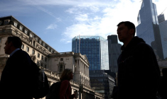 Des personnes marchent devant la Banque d'Angleterre à Londres
