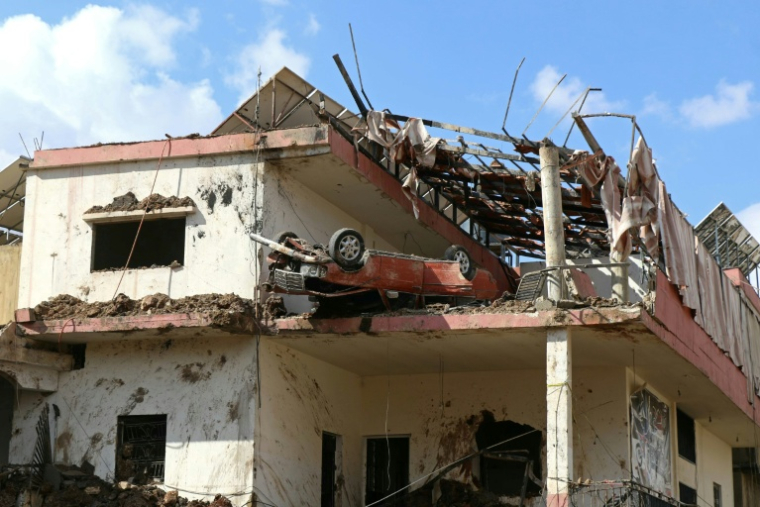 Photographie prise lors d’une visite de presse organisée par le Hezbollah  montrant des destructions dans la ville de Nabi Sheet après une opération militaire israélienne dans la vallée de la Bekaa, au Liban, le 7 mars 2026 ( AFP / Nidal SOLH )