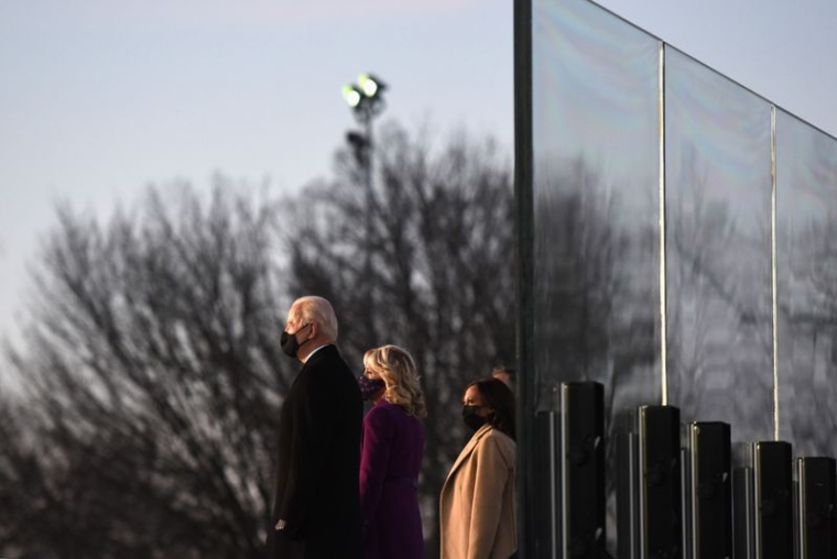 BIDEN REND HOMMAGE AUX MORTS DU COVID LORS D'UNE CÉRÉMONIE À WASHINGTON