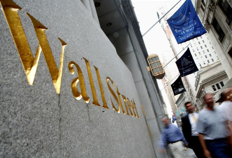 PHOTO DE FICHIER : Des personnes marchent le long de Wall Street, près de la Bourse de New York