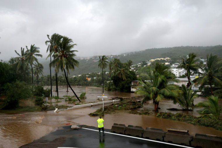Routes inondées dans la ville côtière de Saint-Paul, dans l'ouest de La Réunion, après le passage du cyclone Garance, le 28 février 2025 ( AFP / Richard BOUHET )