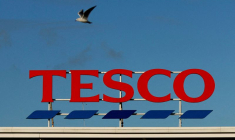 Photo du logo de Tesco sur un magasin à Warrington