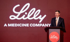 Le président-directeur général de Lilly, Dave Ricks, tient une conférence de presse avec le gouverneur du Texas, Greg Abbott