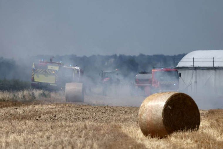 PHOTO D'ARCHIVES : Incendie dans un champ alors que la vague de chaleur frappe la France