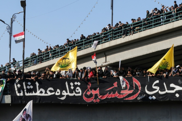 Des personnes en deuil rassemblées pour le cortège funèbre de l'ancien guide suprême iranien Ali Khamenei, le 8 juillet 2026 à Najaf, en Irak ( AFP / Qassem al-KAABI )