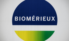 BioMérieux, spécialiste français des tests et diagnostics médicaux, va créer 400 emplois et investir plus de 250 millions d'euros dans une usine de production en Isère ( AFP / JEFF PACHOUD )